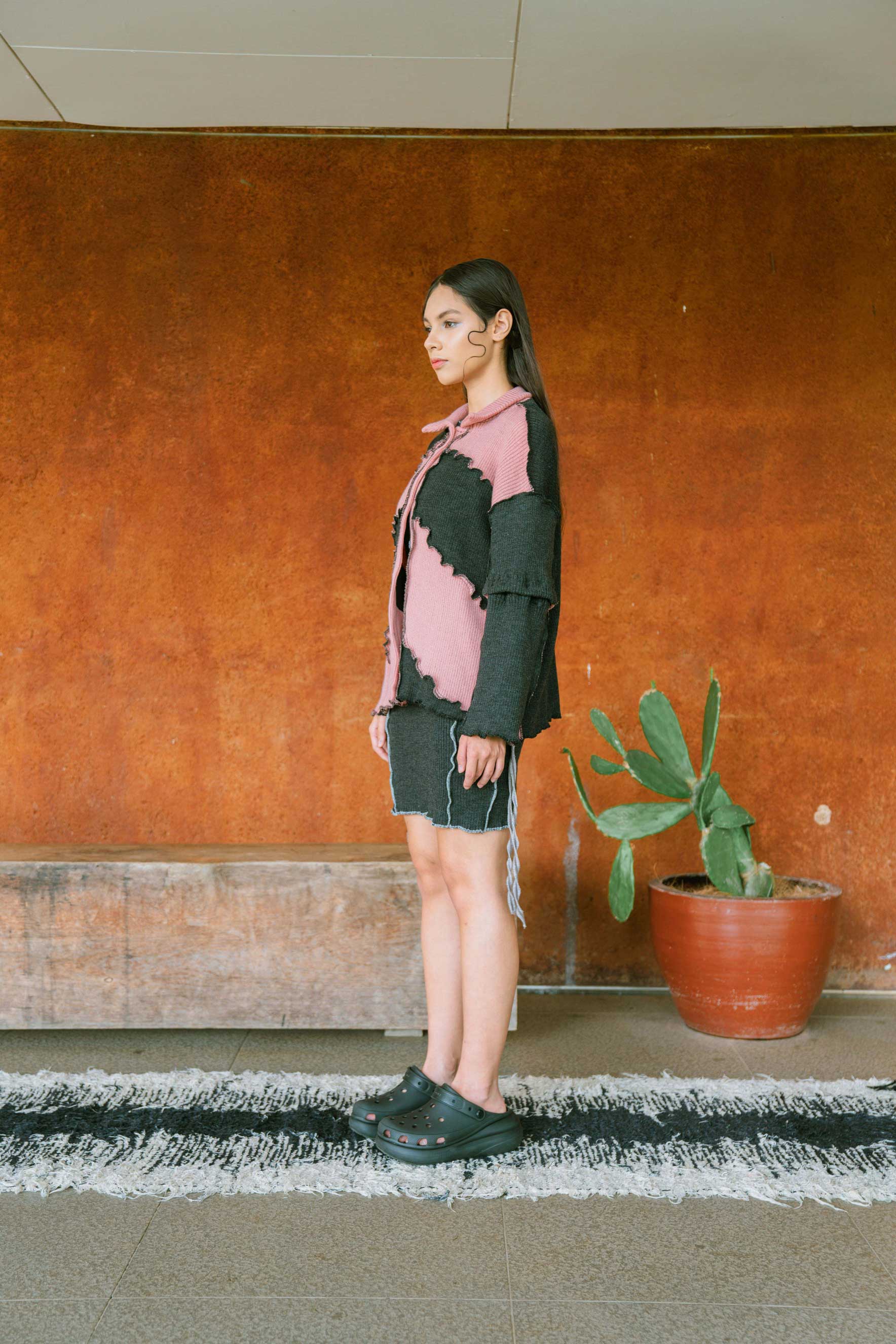 Leon Shirt with detachable sleeve in Raven Black & Pink